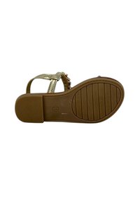 Sandal color oro con suola testurizzata, cinturino regolabile e dettaglio decorativo a catena sul lato. Tacco piatto per il massimo comfort.