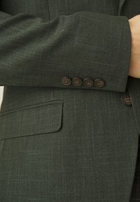 Isaac Dewhirst THE FASHION NOTCH SUIT SET - Κοστούμι - forest