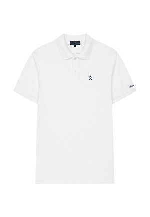 Polo blanco de manga corta con dos botones, pequeño logo de palos de golf cruzados en negro en el pecho y texto negro en la manga izquierda.