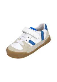 Zapatilla deportiva blanca con acentos azules, materiales de ante y cuero, cierre con cordones y tira de Velcro, suela de goma, diseño de punta redonda.