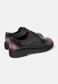 Schwarze Lederschuhe mit einem Ombre-Effekt, der an den Zehen in ein tiefes Lila übergeht. Die Schuhe haben eine runde Zehenform und eine dicke Gummisohle.