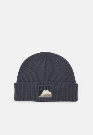 Ciemnoszara dziana czapka z prążkowanym wzorem, z zagiętym mankietem i prostokątną naszywką z logo przedstawiającym górę oraz tekst.