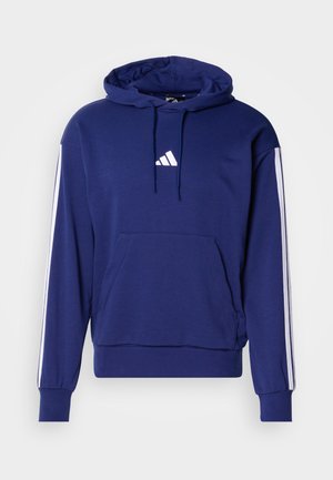 Sweatshirt com capuz azul marinho feito de tecido macio, com bolso frontal, detalhes brancos de três riscas nas mangas e um logótipo no peito.