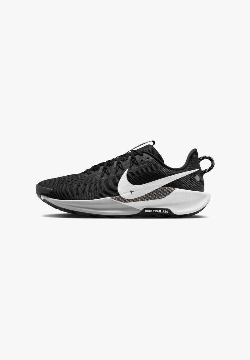 Scarpa atletica nera con parte superiore in mesh testurizzato, logo Swoosh bianco, suola ammortizzata e battistrada in gomma per aderenza. Presenza di accenti riflettenti.