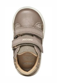Chaussure en cuir marron avec deux bandes velcro, dessus texturé et semelle légère. Présente un logo sur la bande et des accents dorés subtils.