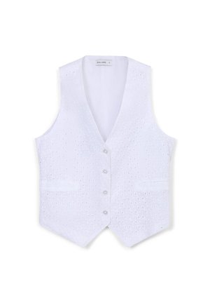 Weißes ärmelloses Top mit Lochmuster, V-Ausschnitt, fünf Knöpfen und zwei vorderen Taschen. Glatte Textur, lässiger Stil.