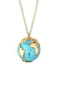 Gouden globe hangersieraad met een turquoise steen, waarop continenten in reliëf zijn afgebeeld. De ketting heeft onderling verbonden schakels.
