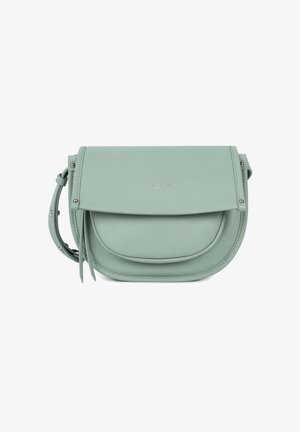 Borsa a tracolla in pelle verde menta con chiusura a pattina, accessori in metallo argentato e tracolla removibile. Presenta dettagli in frange sulla parte anteriore.