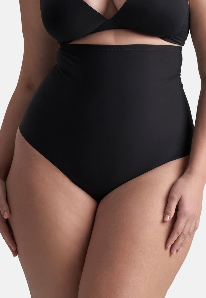 Slip da bikini nero a vita alta realizzato in tessuto liscio. Presenta un design elegante con una vestibilità che offre copertura totale e senza hardware visibile.