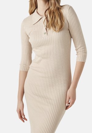 Beżowa, prążkowana sukienka dzianinowa z rękawami do łokcia i kołnierzykiem, z dwoma guzikami na górze z przodu.