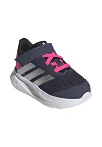Zapatilla deportiva en color navy con parte superior de malla, cordones rosas, detalles plateados y suela blanca. Cierre de tira de velcro para un ajuste seguro.