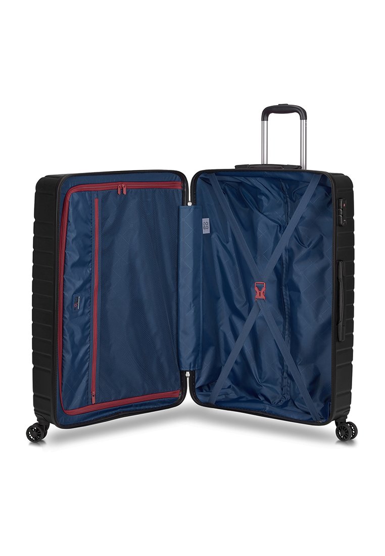 Maleta rígida negra con un interior azul. Cuenta con un bolsillo con cremallera rojo y correas cruzadas para asegurar los objetos. Es rodante y tiene un mango retráctil.