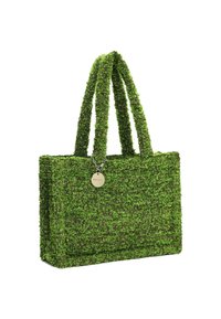 Sac cabas vert texturé avec deux poignées et un petit charme métallique rond attaché près du bord supérieur.