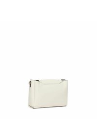 Bolso de mano de cuero blanco con una forma rectangular estructurada. Textura suave con líneas limpias y un diseño minimalista. Hardware de acento visible.