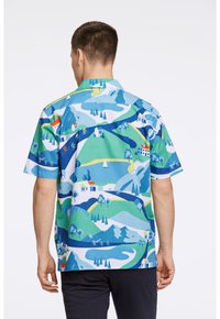Camicia a maniche corte con una stampa paesaggistica colorata nei toni del blu e del verde, che raffigura case, alberi e ciclisti su uno sfondo chiaro.