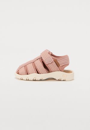 Roze geweven sandalen met een sluiting met bandje en een textuur bovenkant. Lichtgekleurde rubberen zool met gebogen groeven voor grip. Casual ontwerp.