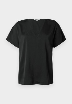 Haut noir à manches courtes en tissu lisse, avec un design à col en V et une coupe décontractée. Aucune motif ni élément métallique visible.