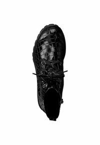 Bottine noire avec une texture brillante en cuir de crocodile, dotée d'un bout arrondi, de lacets noirs et d'une semelle rugged.