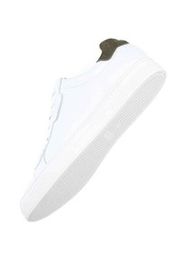 Weißer Sneaker mit einem Obermaterial aus glattem Leder, einem strukturierten olivgrünen Wildledereinsatz an der Ferse und einer Gummisohle mit einem gemusterten Profil.