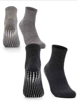 Zwei Paar Knöchelsocken in Hell- und Dunkelgrau, jeweils mit einem rutschfesten Sohlenmuster mit weißen Gummipunkten.