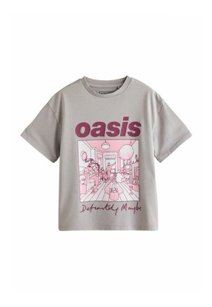 Lysegrå T-shirt med teksten "oasis" og pink linjekunst af folk i et rum, med "Definitely Maybe" skrevet under billedet.