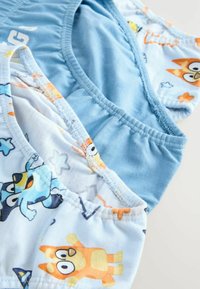 Trois paires de sous-vêtements pour enfants en tissu bleu clair. Deux présentent des personnages de bande dessinée, l'une a un design bleu uni. Ceinture élastique douce.