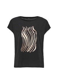 Camisa negra de manga corta con escote redondeado, con diseño de líneas verticales onduladas metálicas brillantes en el centro delantero.