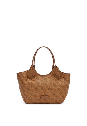 Sac cabas marron tissé avec deux anses en boucle et une petite plaque rectangulaire à l'avant, posé sur un fond blanc.