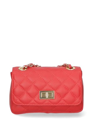Borsa a mano in pelle trapuntata rossa con tracolla a catena dorata e chiusura rettangolare dorata a scatto.