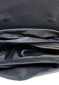 Czarna skórzana torebka o teksturowanej powierzchni, z wieloma przegródkami, kieszenią na zamek błyskawiczny oraz złotymi ozdobami.