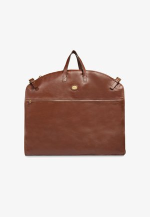 Borsa portabiti in pelle marrone con doppio manico, tasca frontale con cerniera e targhetta ovale con logo color oro al centro.