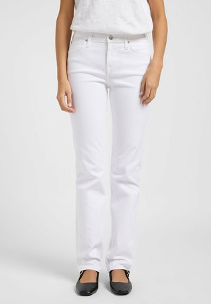 Jeans de mezclilla blanca de pierna recta con cinco bolsillos, cierre frontal de botones y una textura suave, combinados con bailarinas negras.