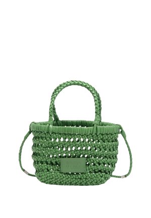 Bolso de mano tejido verde con asas trenzadas y una correa de hombro desmontable, con un parche rectangular en la parte frontal.