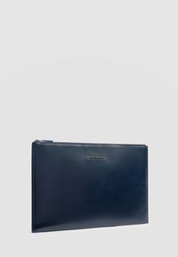 Marineblaue Dokumententasche aus Leder mit glatter Textur, Reißverschluss und geprägt Logo auf der Vorderseite. Schlanke rechteckige Form, minimalistisches Design.