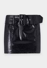Mini falda de polipiel negra con textura de cocodrilo, que presenta un cinturón ancho con una hebilla rectangular y múltiples agujeros de ajuste.