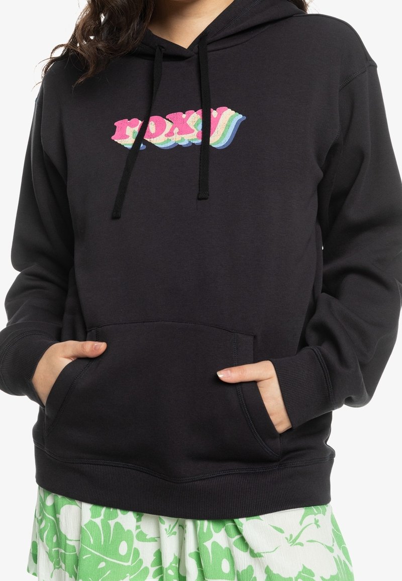 Sweat à capuche noir avec un logo coloré "ROXY" sur la poitrine, doté d'une poche kangourou et d'une capuche à cordon. Tissu doux avec des poignets côtelés.