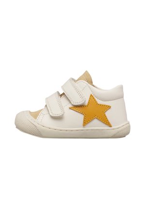 Scarpa da ginnastica bianca per bambino piccolo con doppie fascette in velcro e una grande stella gialla sul lato, dettagli beige e suola in gomma strutturata.