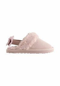 Pantofole a scivolo in peluche rosa con risvolto peloso, tomaia in suede morbido e cinturino posteriore con un dettaglio a fiocco. Suola in gomma leggera.