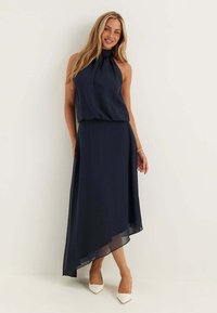Bubbleroom asymmetric maxiklaenning dark blue bur21c144 k11 — klänning med fickor från Zalando