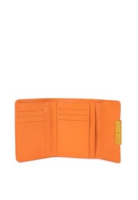 Portefeuille texturé orange avec plusieurs emplacements pour cartes, accessoires en métal doré et fermeture sécurisée. Intérieur lisse avec une finition brillante.
