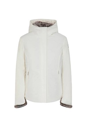 Giacca isolata bianca con cappuccio, dotata di foderatura in pelliccia sintetica grigia sul colletto e sui polsini, tasche laterali con zip e un design elegante e minimalista.