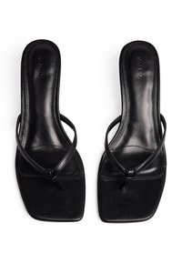 Mustad nahk libistatavad sandaalid ruudukujulise varbaga ja õhukeste rihmadega. Sile tekstuur koos peene terade mustriga, sisaldab minimaliseeritud disainielemente.