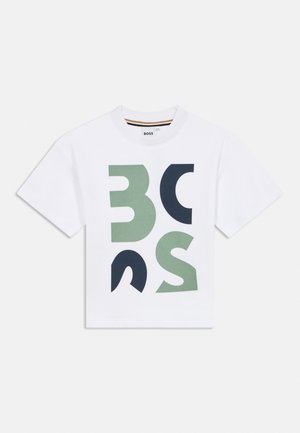 Tricou alb cu mâneci scurte, cu litere mari stilizate verzi și negre "BOSS" pe față și o etichetă mică BOSS pe interiorul gulerului.