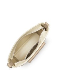 Sac à main en cuir crème avec une finition texturée, doté d'une fermeture éclair beige et d'une anse lisse beige. L'intérieur comprend des poches supplémentaires.