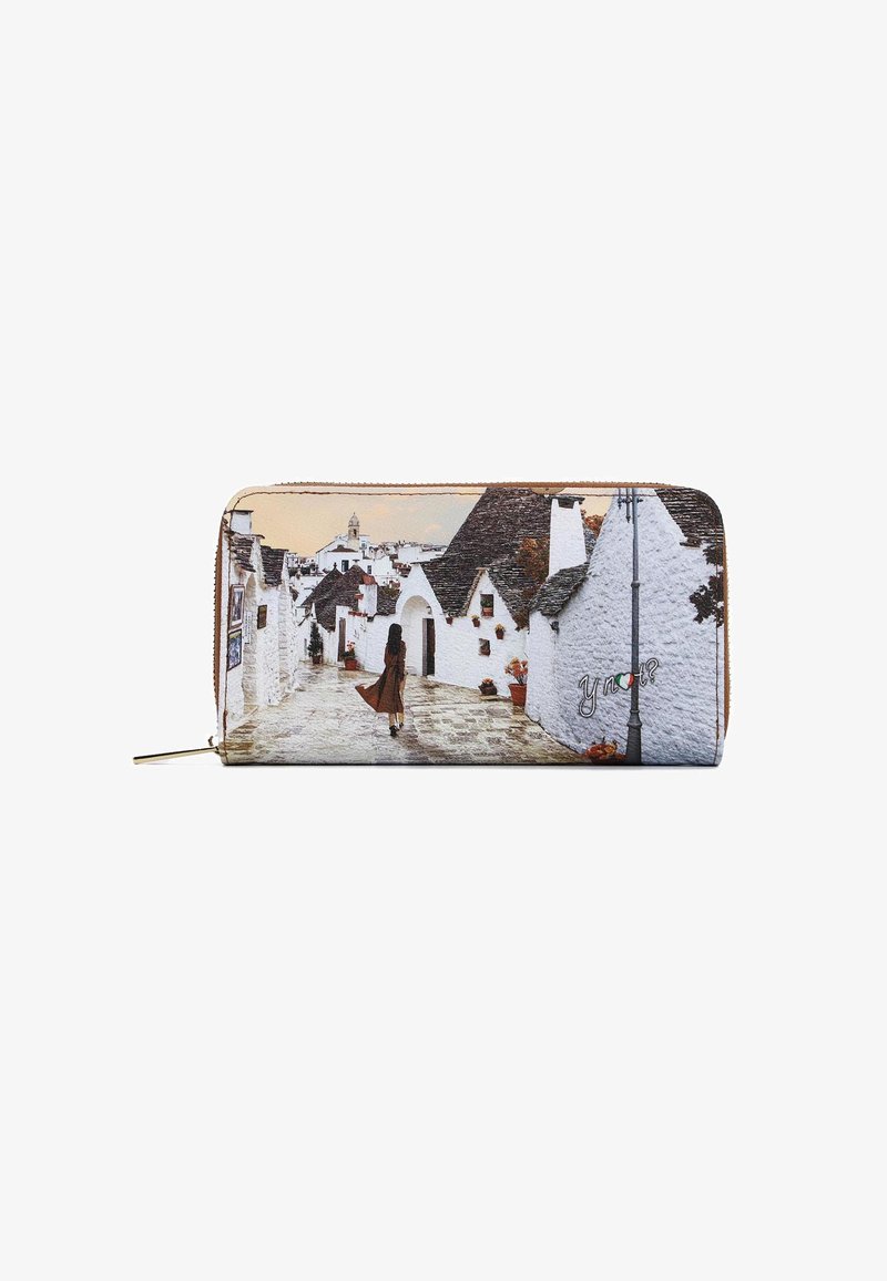 Portafoglio marrone con zip caratterizzato da un design stampato che raffigura una donna che cammina lungo una strada lastricata di ciottoli, fiancheggiata da case bianche e da un lampione.