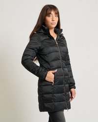 Abrigo acolchado negro con cuello alto, cierre de cremallera frontal y accesorios dorados. Los dos bolsillos laterales tienen una textura acolchada y una silueta ajustada.