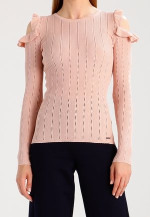 Haut à manches longues et épaules dénudées en rose clair, présentant un tissu à ribbed vertical, des accents découpés et des détails froncés aux épaules.