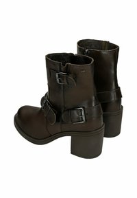 Černé kožené kozačky sahající do poloviny lýtek s masivními podpatky, bočním zipem a nastavitelnými přezkami kolem kotníku a horní části holínky.