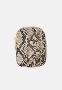 Monedero con cremallera hecho de piel de serpiente sintética en beige y marrón, con textura suave, patrón en relieve y detalle del logo en dorado.