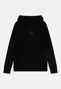 Czarna bluza z kapturem o prążkowanej strukturze, z małym, wytłoczonym logo 'CK' na klatce piersiowej i prążkowanymi mankietami. Prosty design i sylwetka.
